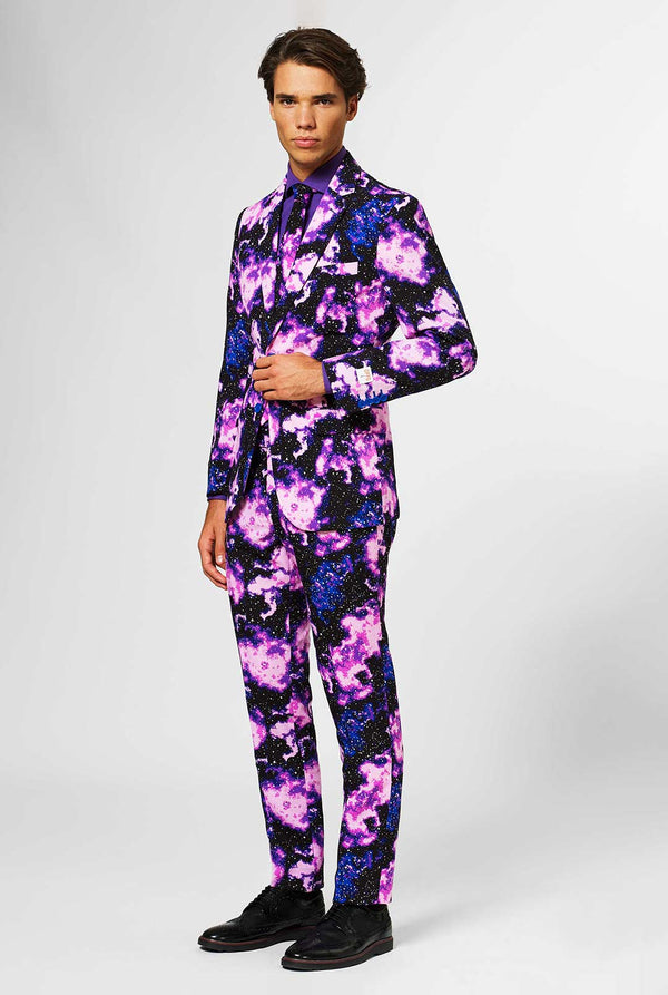 Man draagt ​​pak met Galaxy Milkyway -print