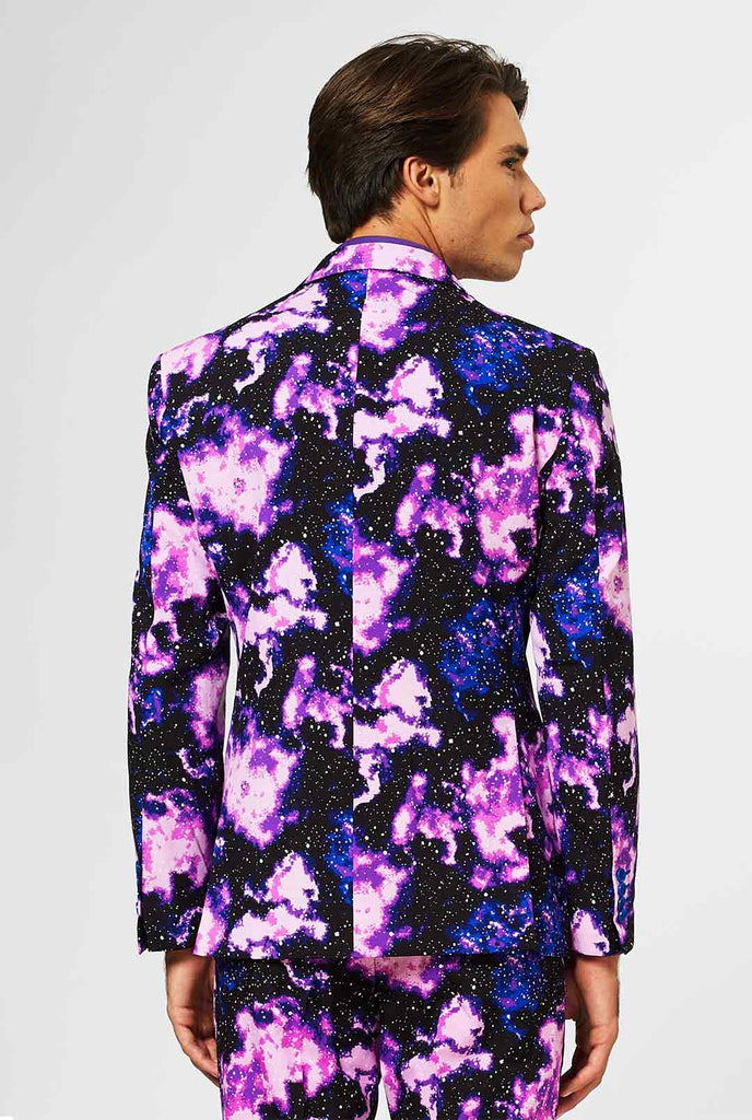 Man draagt ​​pak met Galaxy Milkyway -print
