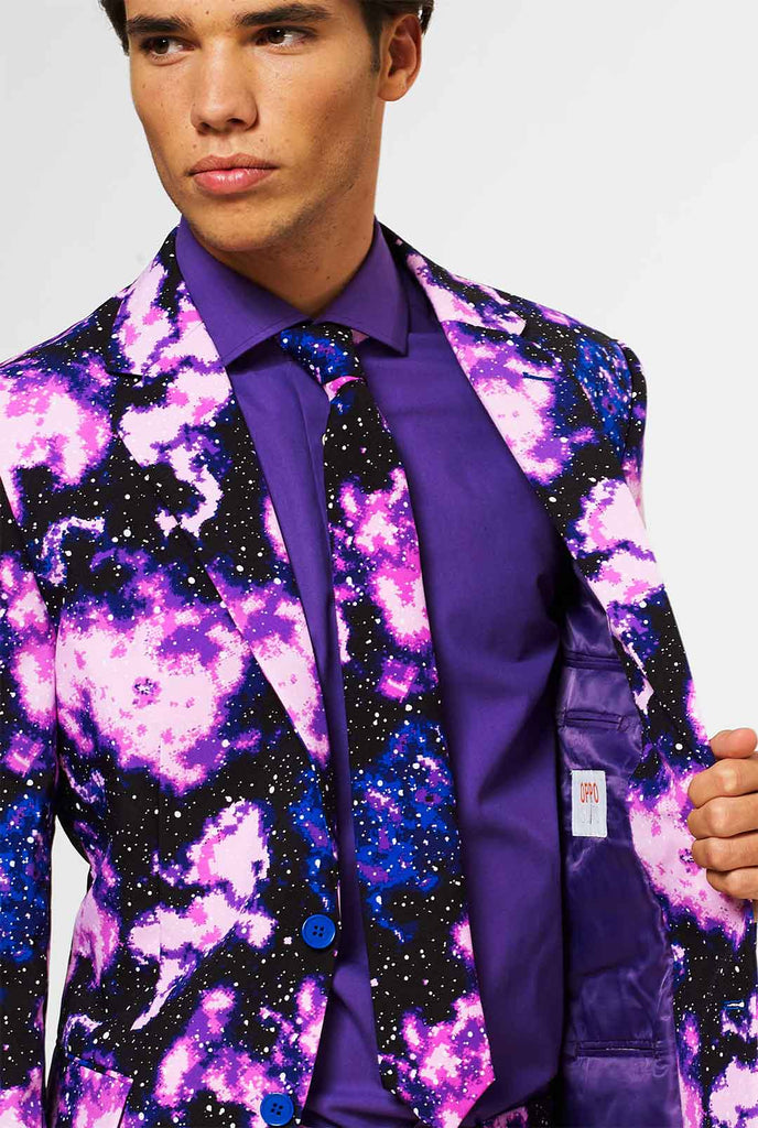 Man draagt ​​pak met Galaxy Milkyway -print, close -up