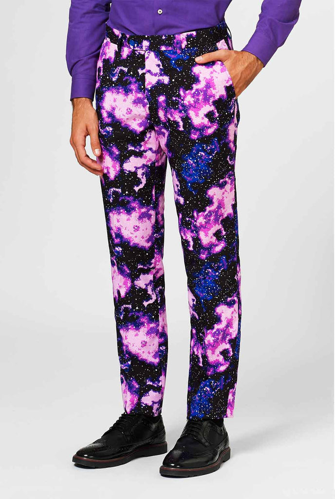 Man draagt ​​pak met Galaxy Milkyway -print, broek van dichtbij