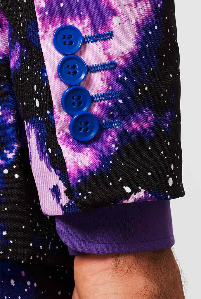 Man draagt ​​pak met Galaxy Milkyway -print, mouw close -up