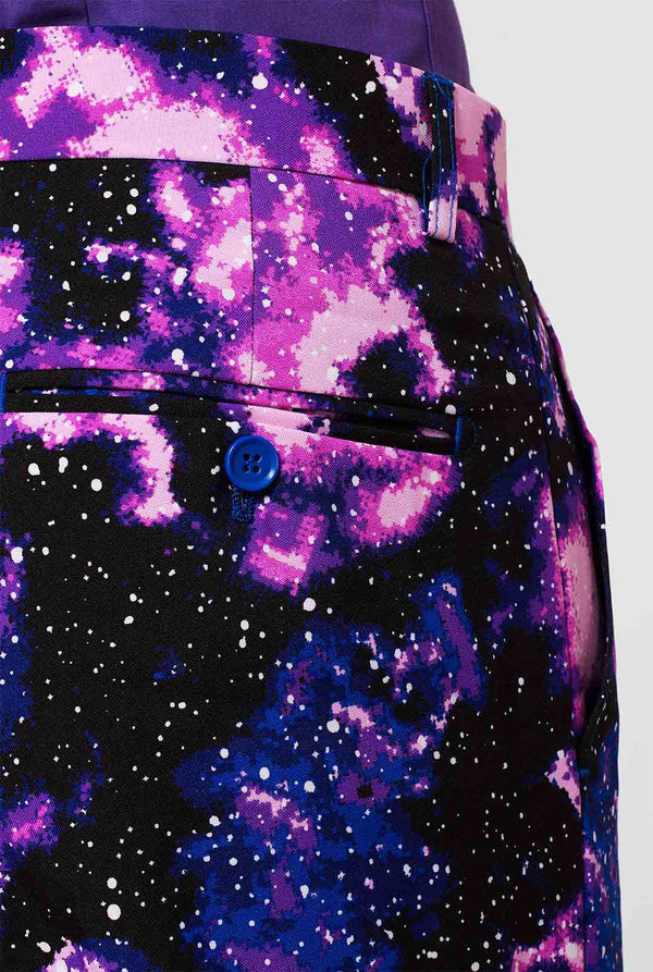 Man draagt ​​pak met Galaxy Milkyway -print, close -up