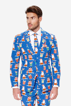 Man draagt ​​een blauw kerstpak met kerstpictogrammen