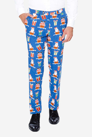 Man draagt ​​een blauw kerstpak met kerstpictogrammen, broek van dichtbij