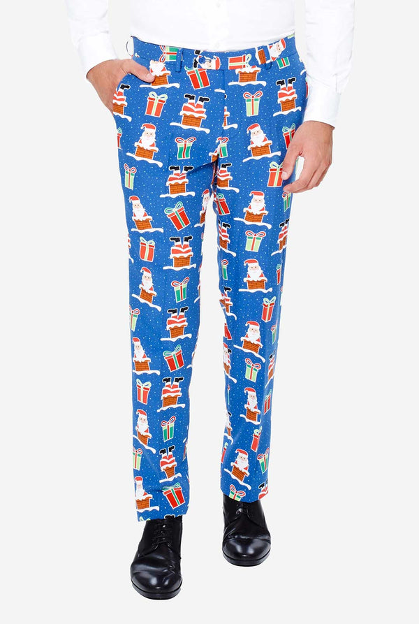 Man draagt ​​een blauw kerstpak met kerstpictogrammen, broek van dichtbij