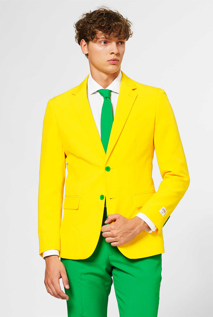 Man draagt ​​een groen en geel pak
