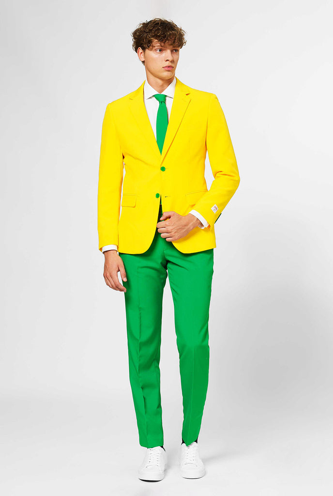 Man draagt ​​een groen en geel pak