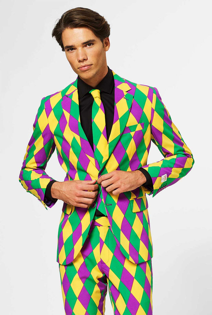 Man draagt ​​heren Mardi Gras Pak