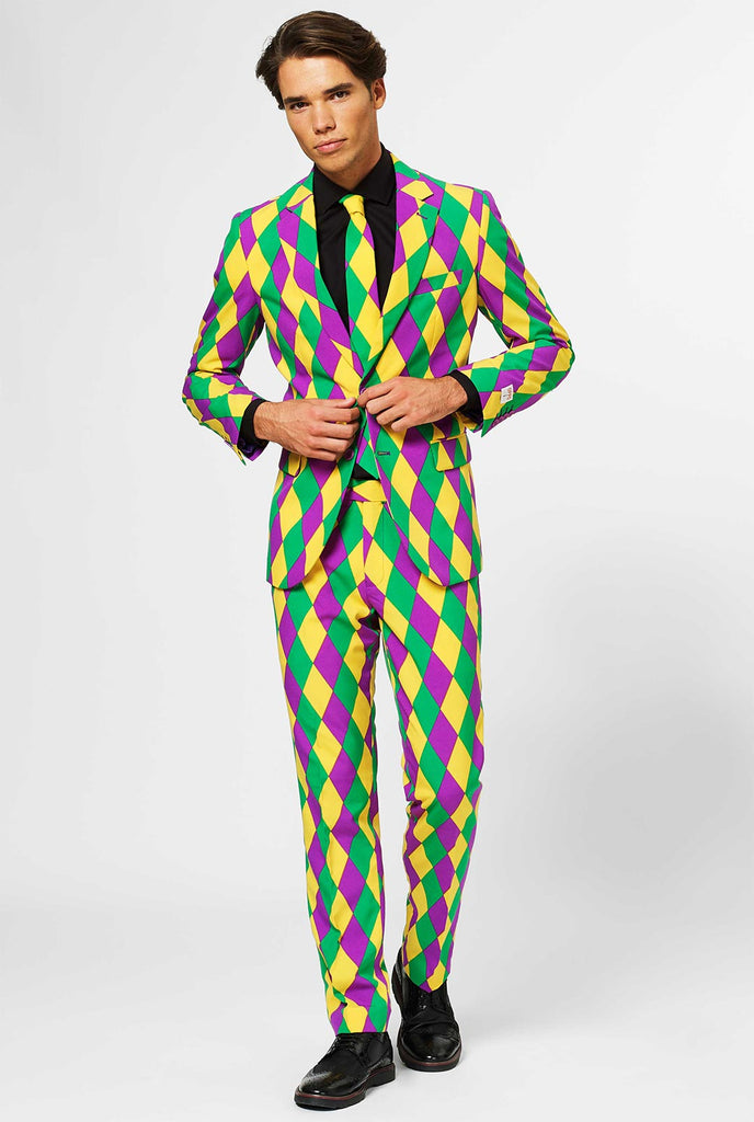 Man draagt ​​heren Mardi Gras Pak