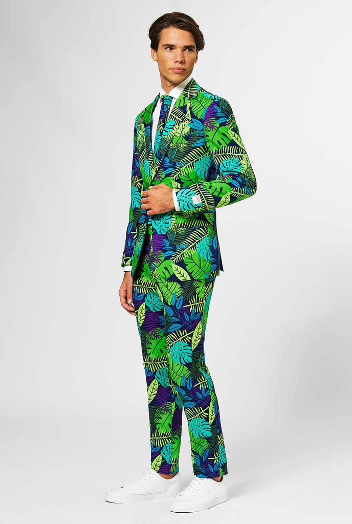 Jungle print herenpak met groene en paarse bladafdruk gedragen door de mens