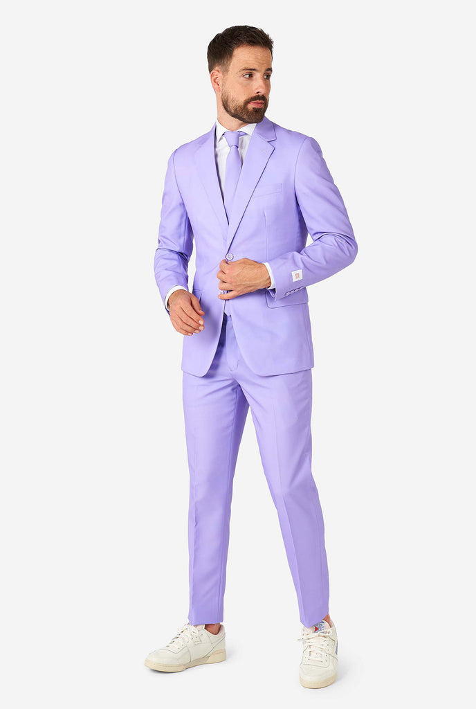 Man draagt ​​lavendel paars gekleurd pak