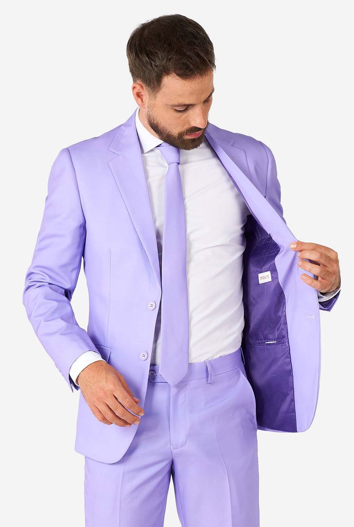 Man draagt ​​lavendel paars gekleurd pak
