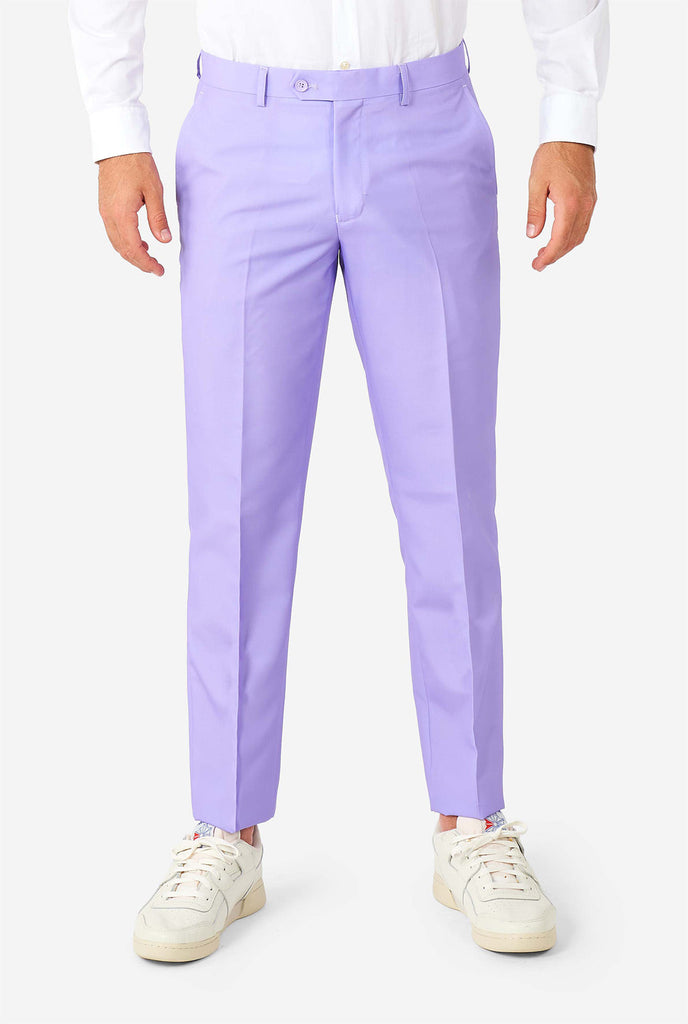Man draagt ​​lavendel paars gekleurd pak, uitzicht op een broek