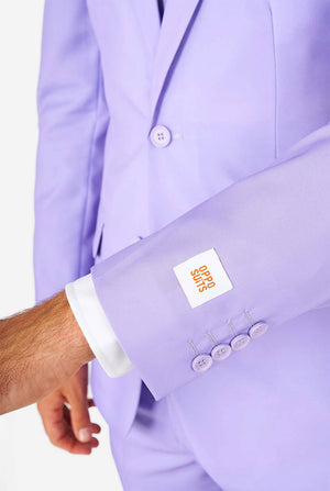 Man draagt ​​lavendel paars gekleurd pak