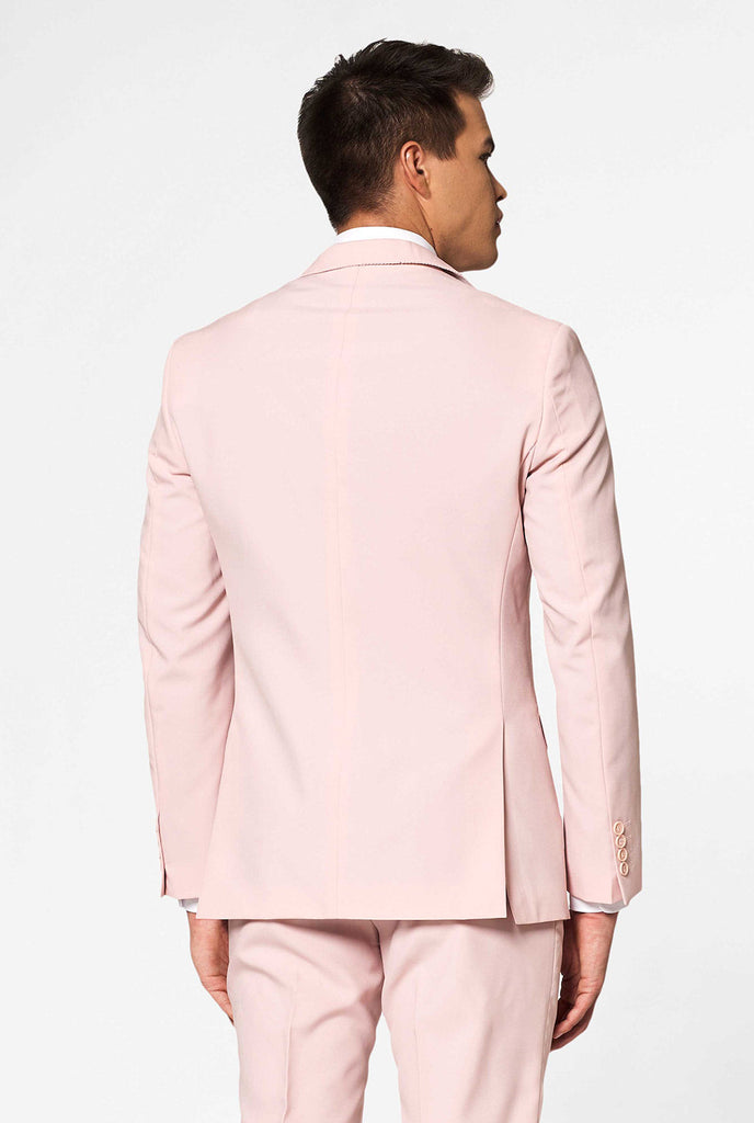 Man draagt ​​pastelkleurige roze gekleurde herenpak, uitzicht vanaf de achterkant