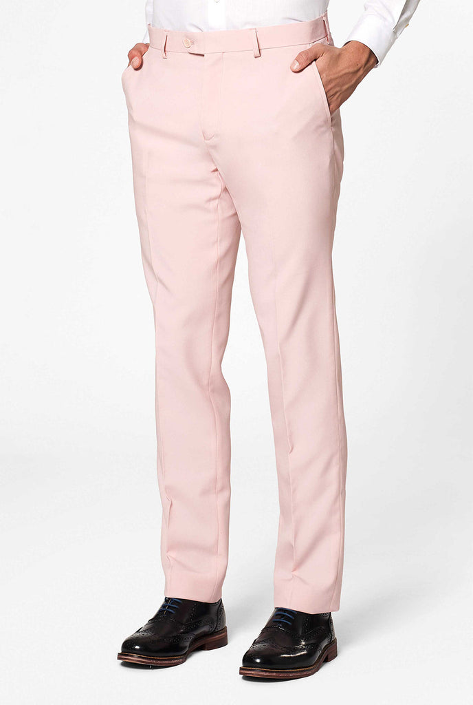 Man draagt ​​pastelkleurige roze gekleurde herenpak, broek van dichtbij