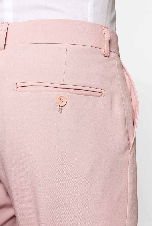 Man draagt ​​pastel roze gekleurde herenpak, close -up
