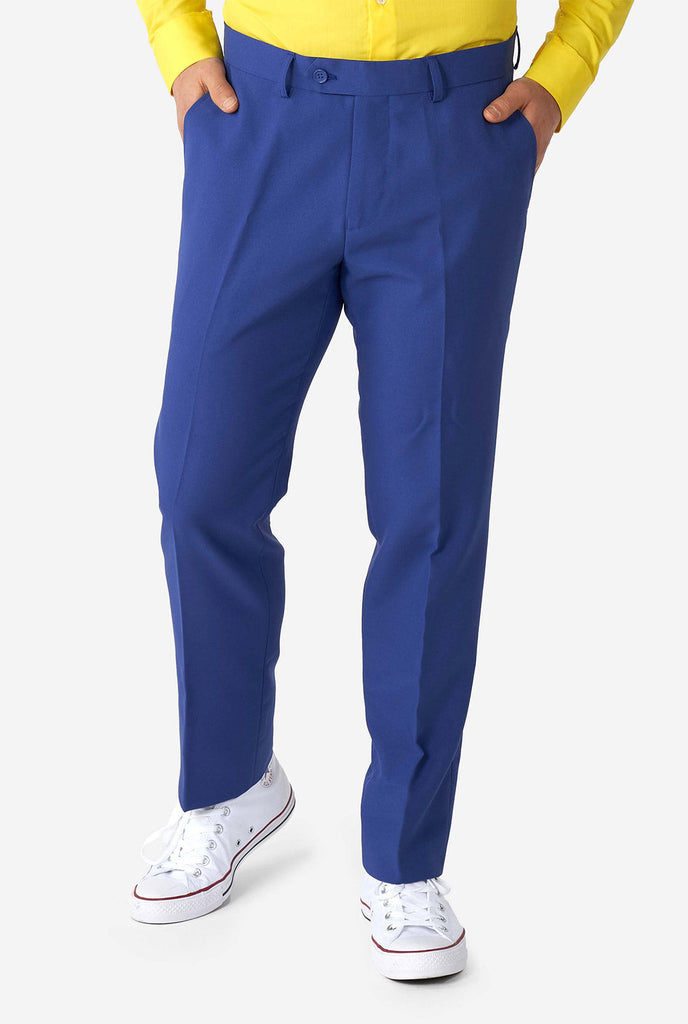 Man draagt ​​een blauwe broek onderdeel van Memphis Group Retro Style Men's Suit