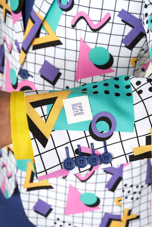 Man draagt ​​Memphis Group Retro -stijl herenpak, mouw close -up
