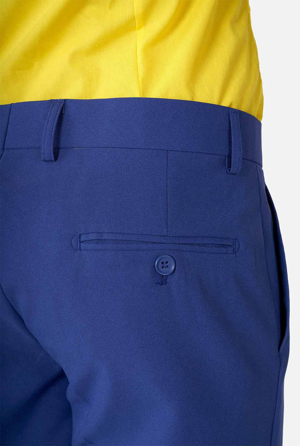 Man draagt ​​een blauwe broek onderdeel van Memphis Group Retro -stijl herenpak, close -up