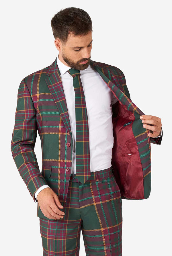 Man draagt ​​een tartan plaid kerstpak, kijk uit naar binnen