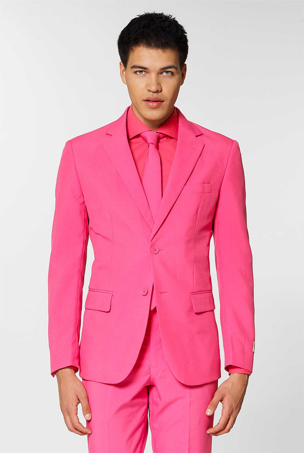 Man draagt ​​roze herenpak met roze overhemd