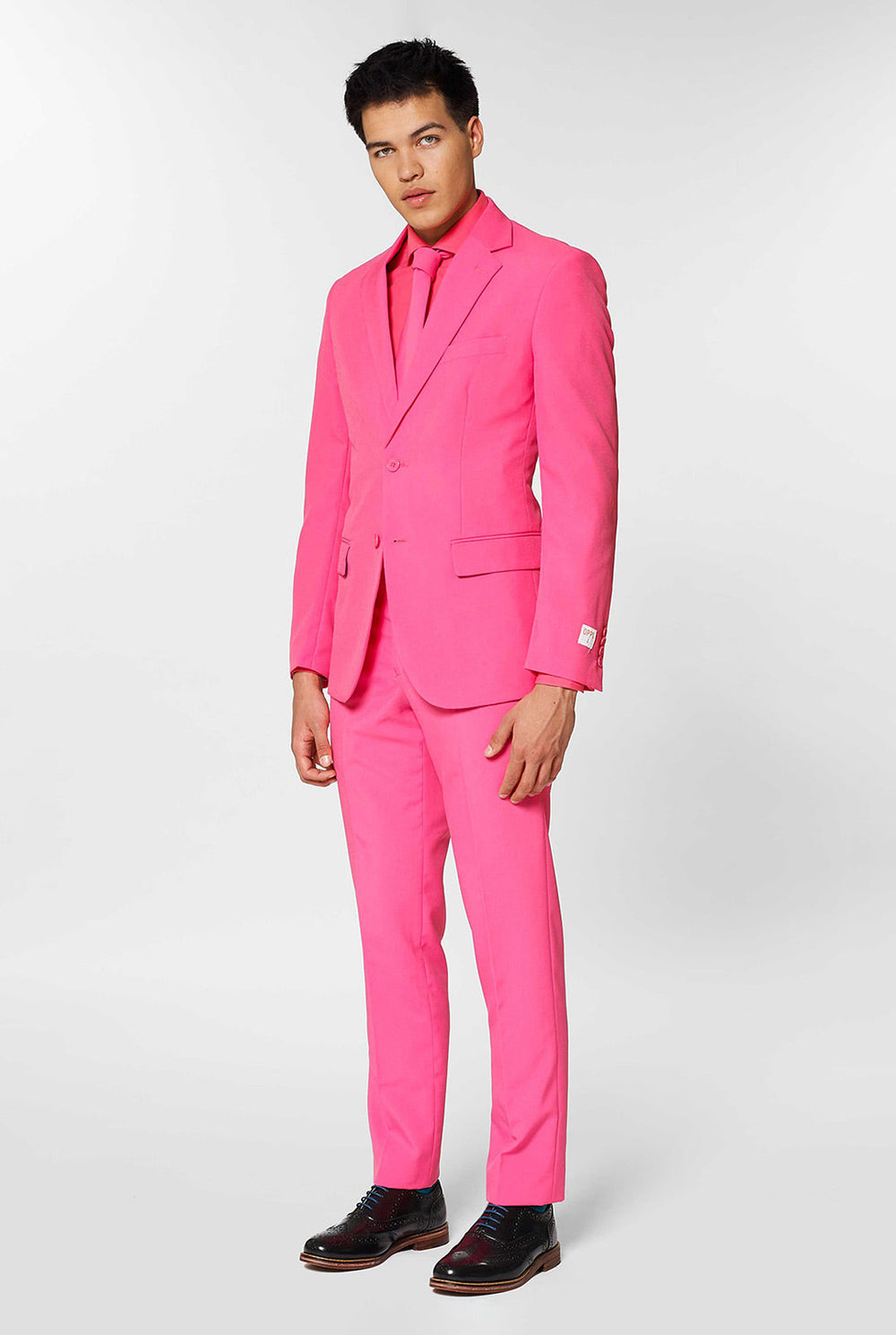 Man draagt ​​roze herenpak met roze overhemd