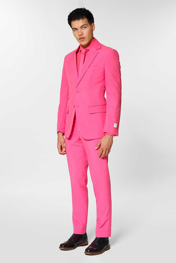 Man draagt ​​roze herenpak met roze overhemd
