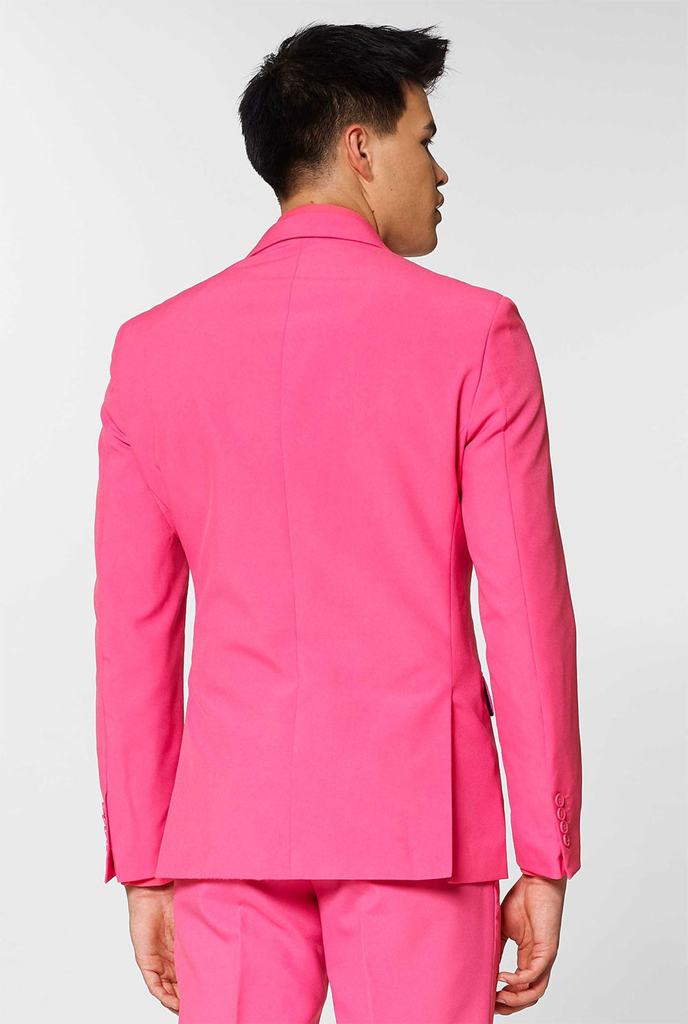 Man draagt ​​roze herenpak met roze overhemd