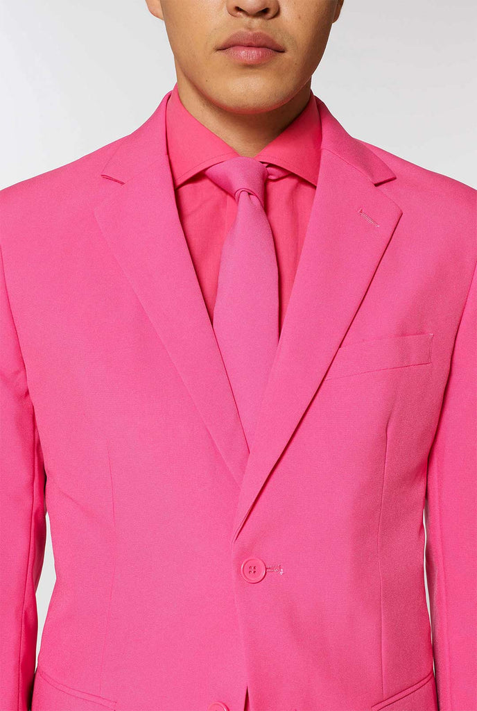 Man draagt ​​roze herenpak met roze overhemd, close -up