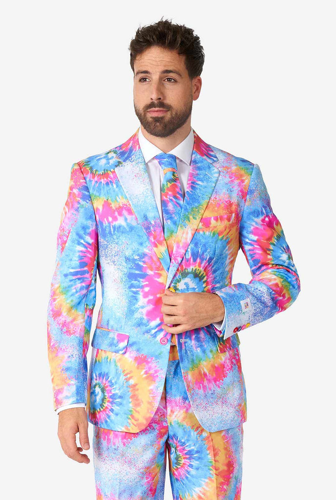 Man draagt ​​een trots herenpak met kleurrijke stropdy dye regenboogprint