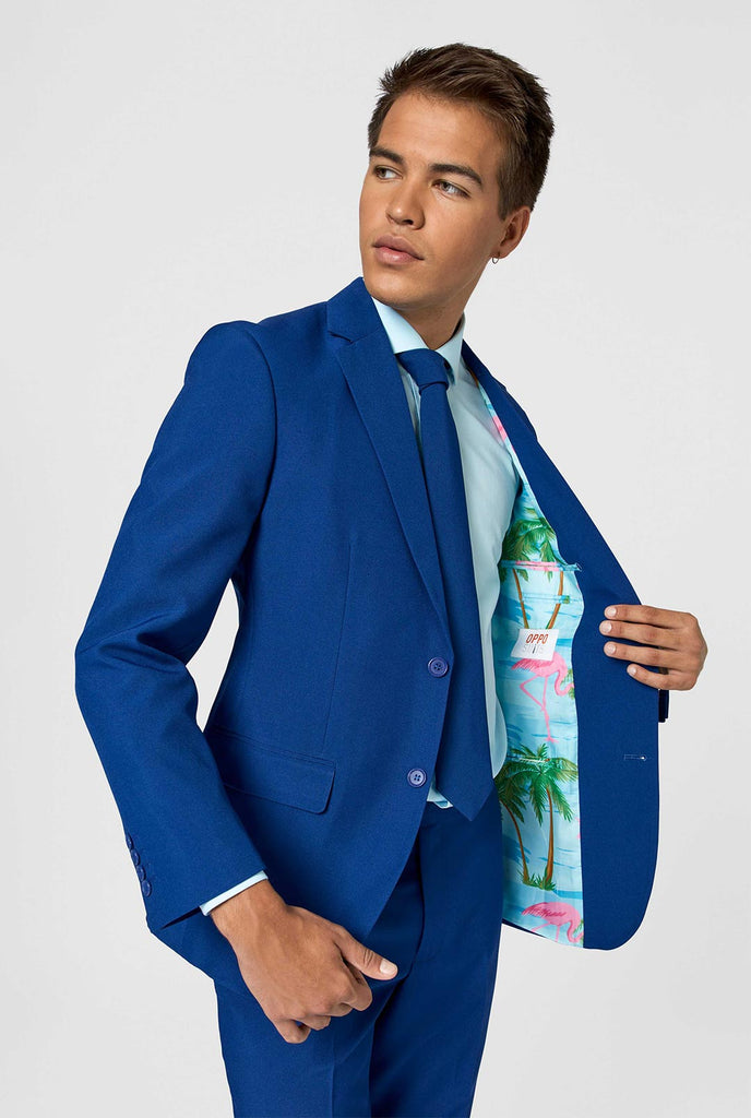 Close up donkerblauwe herenpak met veelkleurige voering met flamingo's gedragen door de mens