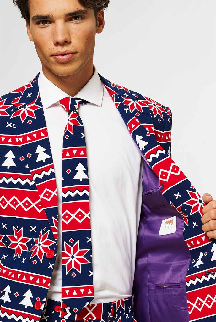 Het kerstpak met een Noordse thema gedragen door de mens getoond in de jas