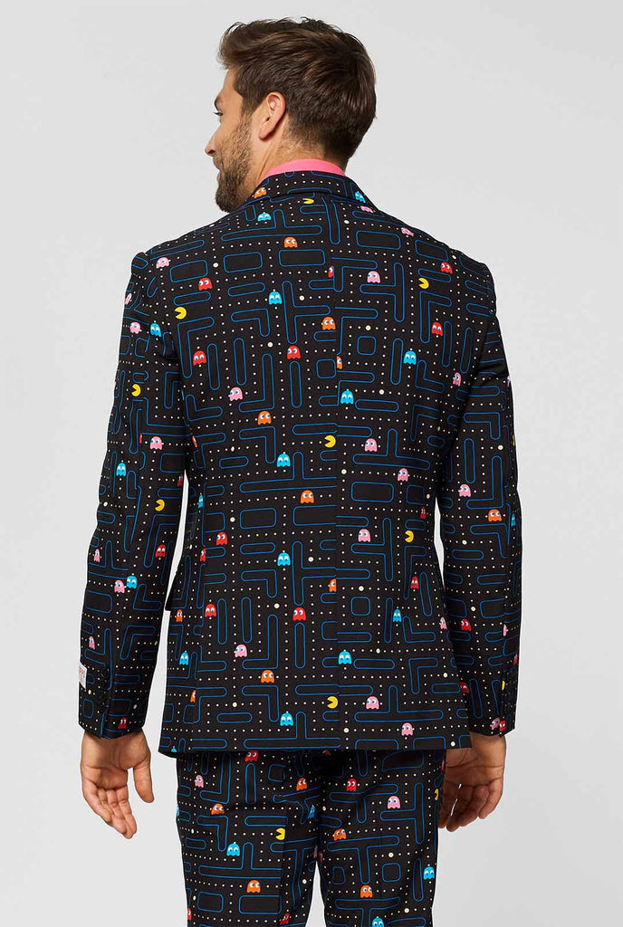 Pac-man print herenpak gedragen door man achterste jas