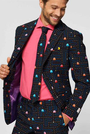 Pac-man doolhof pak gedragen door de mens close-up