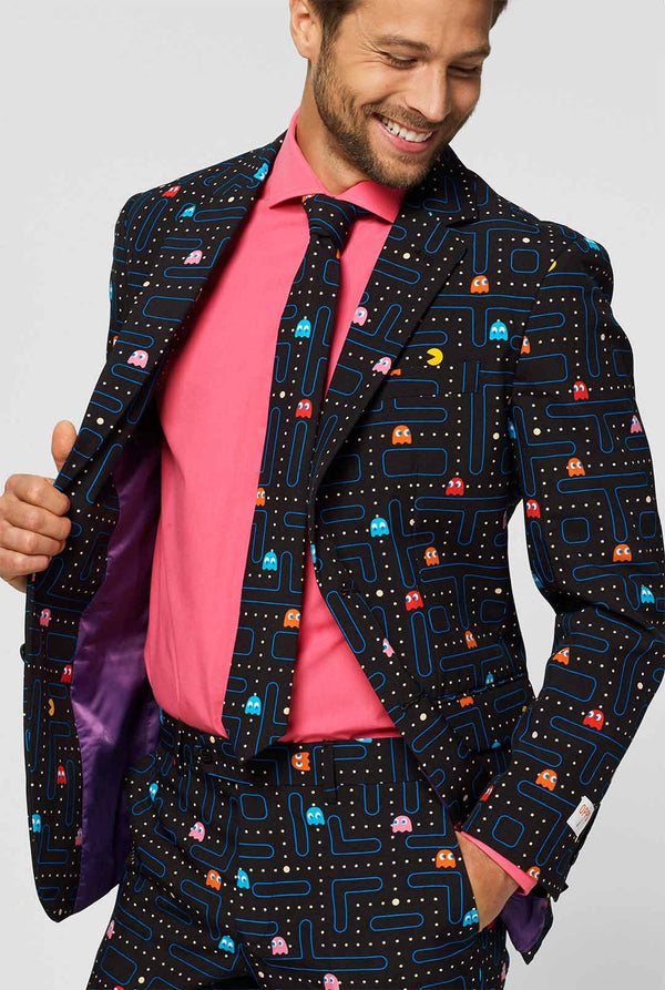 Pac-man doolhof pak gedragen door de mens close-up