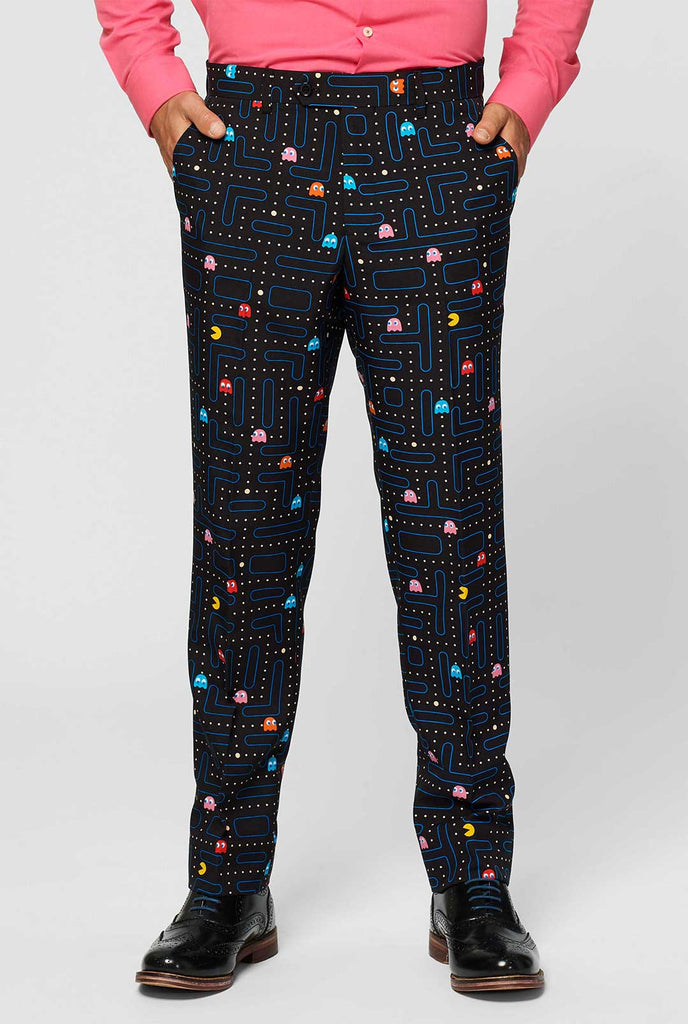 Pac-man doolhof pak gedragen door de man close-up broek