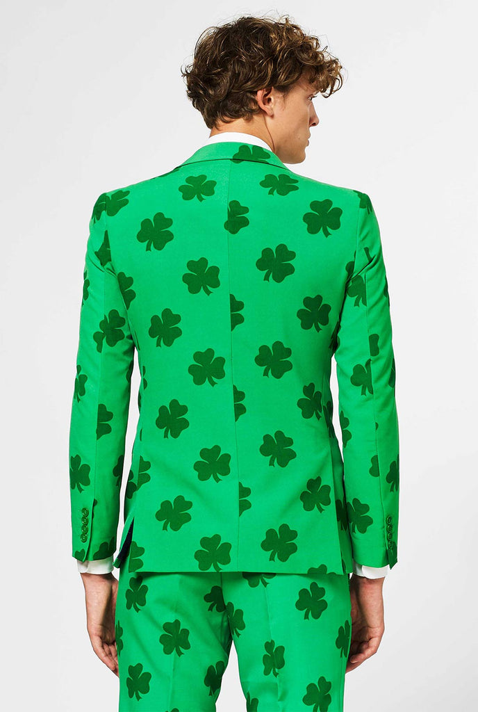 Man draagt ​​Green St. Patrick's Day herenpak, met klaverafdruk, uitzicht vanaf de achterkant