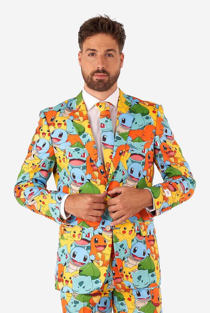 Man draagt ​​pak met Pokémon, Pikachu -print