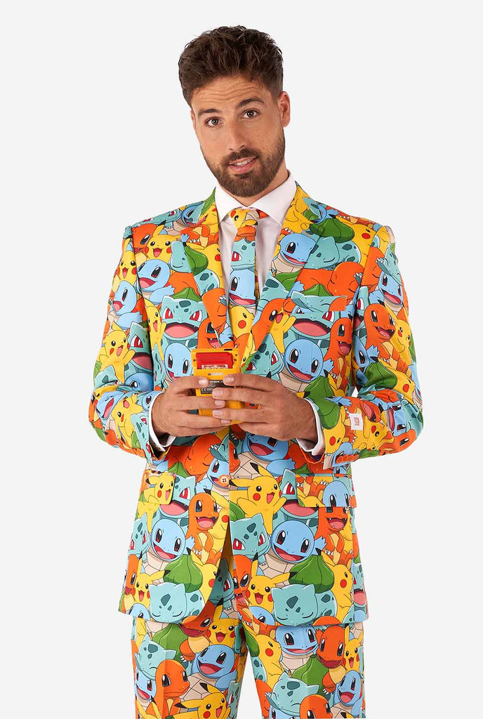 Man draagt ​​pak met Pokémon, Pikachu -print