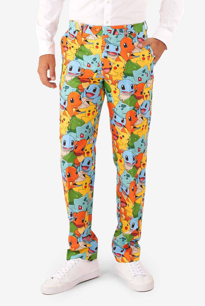 Man draagt ​​pak met Pokémon, Pikachu -print, broeken weergave