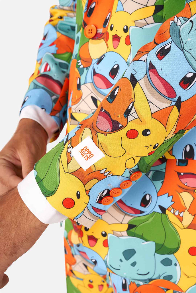 Man draagt ​​pak met Pokémon, Pikachu -print, mouw close -up