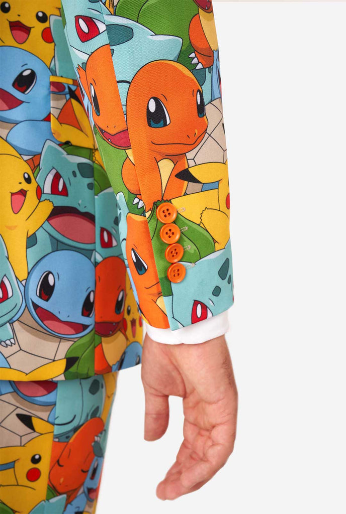 Man draagt ​​pak met Pokémon, Pikachu -print, mouw close -up