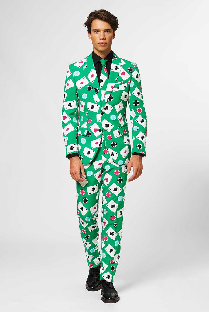 Man draagt ​​groen herenpak met pokermips en speelkaarten print