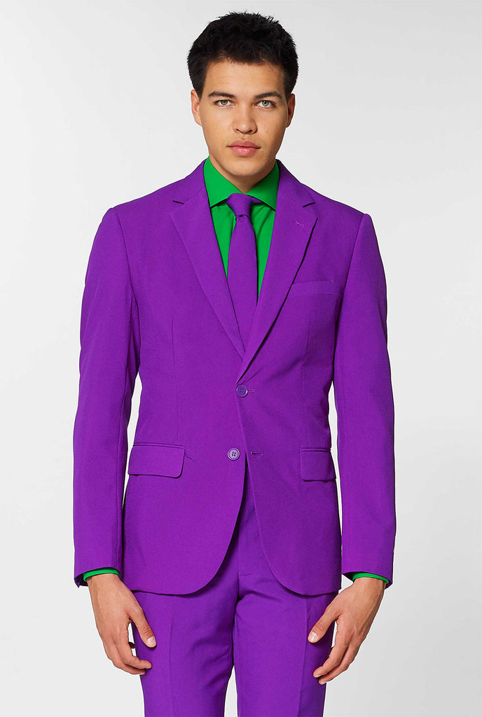 Man draagt ​​paarse herenpak en groen overhemd