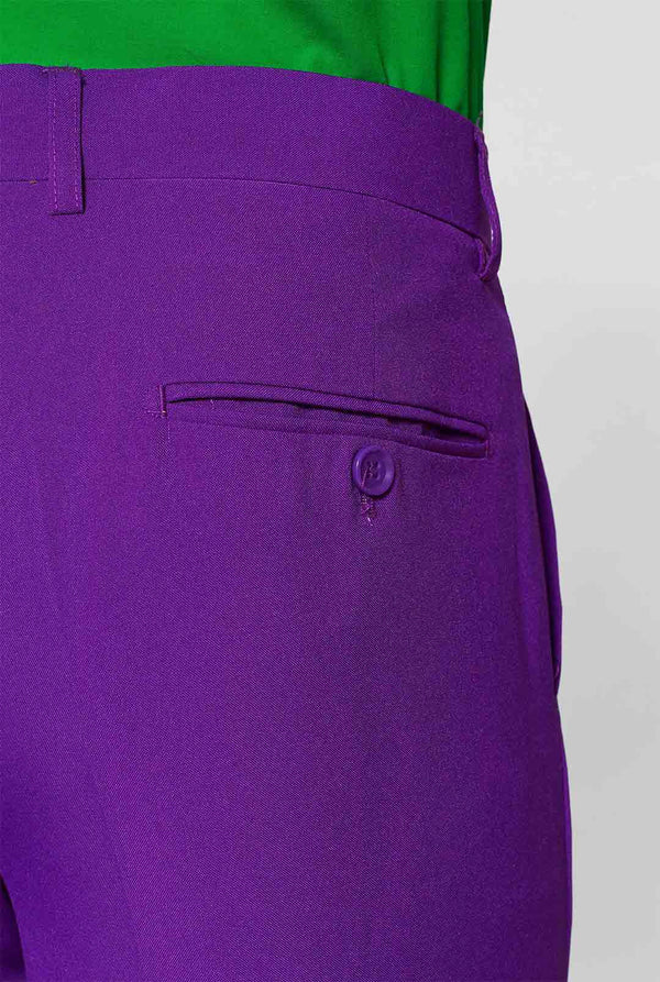 Man draagt ​​paarse herenpak en groen overhemd, broek van dichtbij
