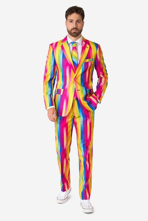 Man draagt ​​regenboogkleurig pak