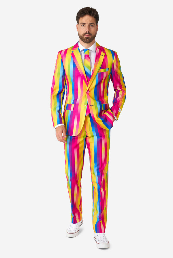 Man draagt ​​regenboogkleurig pak