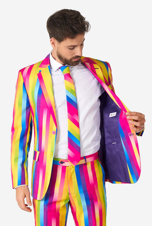 Man draagt ​​regenboogkleurig pak