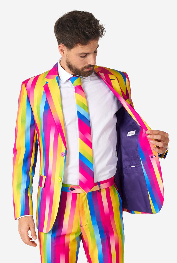 Man draagt ​​regenboogkleurig pak